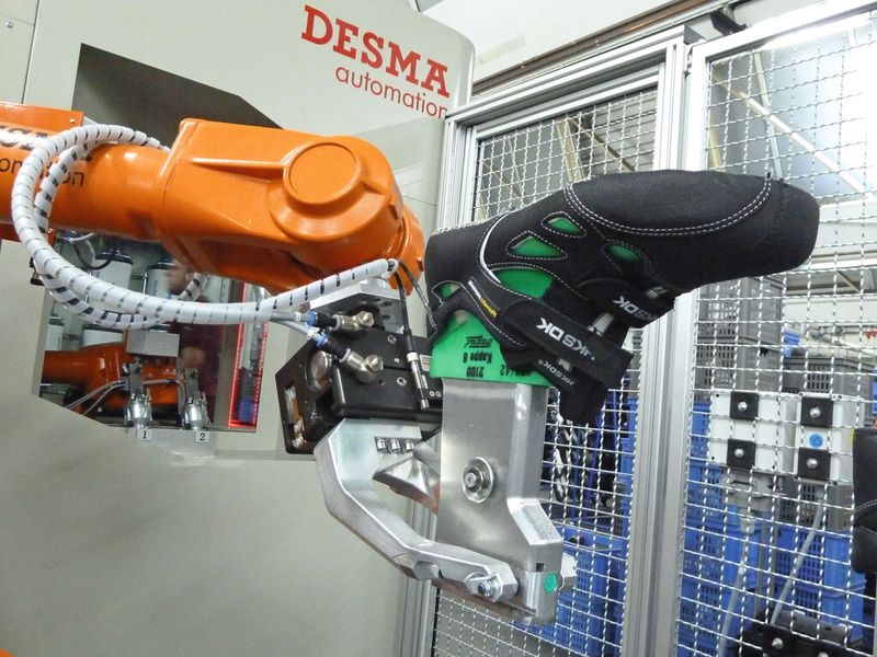 Bild 8: Pick-and-Place-Roboter entlasten die Mitarbeiter von ermüdenden, teilweise gesundheitsschädigenden Tätigkeiten und arbeiten bei Bedarf rund um die Uhr sowie Takt für Takt mit gleicher Geschwindigkeit und Präzision. (Bild: ABB)