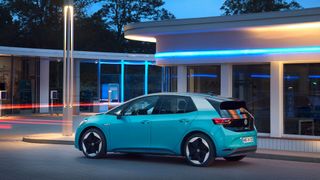 Bislang verstehen nur wenige VW-Fahrzeuge die Funk-Warnungen, darunter der ID 3 und der Golf 8. (Bild: Volkswagen)