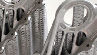 Defekt oder in Ordnung? Effekte durch Variation der Laserleistung am Beispiel des Kabinenhalter „Bracket“ des Airbus A350 XWB der Airbus Operations GmbH: Der Defekt ist optisch nicht erkennbar, wird aber durch die Prozessdaten von QMmeltpool 3D erschlossen (rechts das Bauteil mit geringer Laserleistung, links das Bauteil mit Standard-Leistung). (Bild: Concept Laser)