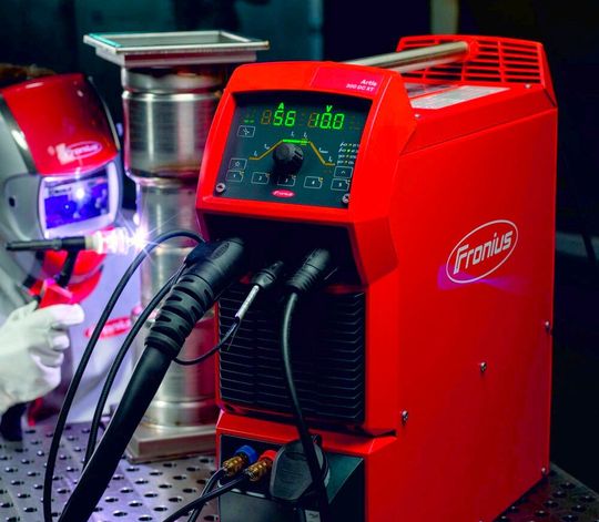 This is the new Artis 300, which completes the Artis range as the third variant. It stands for TIG DC welding up to 300 amps and is designed as an XT variant for all common voltage levels worldwide.(Image: Fronius)