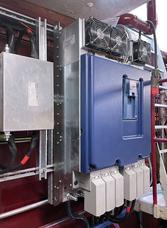 Sorgt an Bord für den richtigen Antrieb: COMBIVERT F6 Drive Controller von KEB. (Bild:  KEB Automation KG)