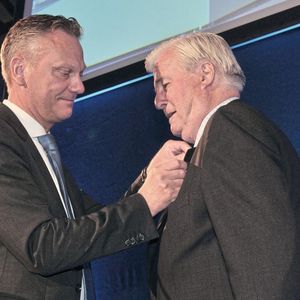 Feinarbeit: ZDK-Vorstandsmitglied Arne Joswig (li.) steckt Klaus Heschke die silberne ZDK-Ehrennadel ans Revers. (Bild:  Zietz/»kfz-betrieb«)