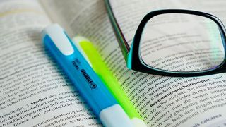 Die Fähigkeit gefährliche Eigenschaften von Stoffen, Gemischen und Reaktionen kennen und bewerten zu können vermittelt der Dechema-Kurs “Sicherheit chemischer Reaktionen”. (gemeinfrei)