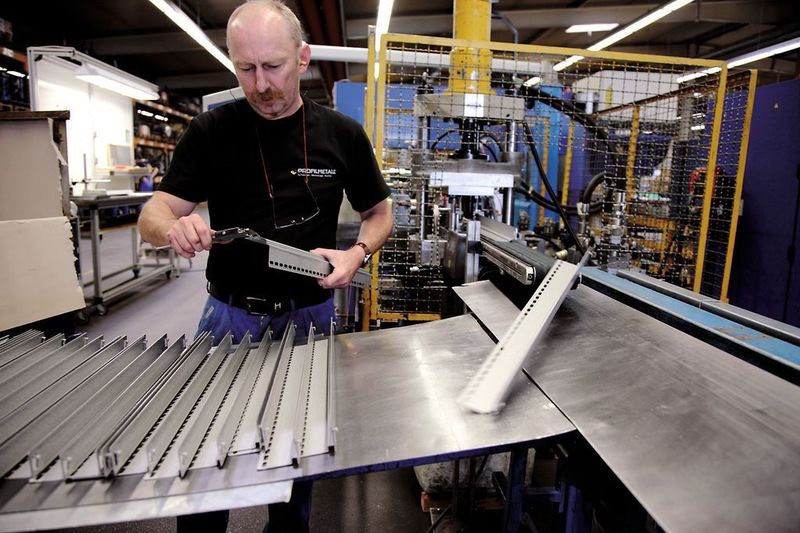 Qualität und höchste Präzision auf allen Fertigungsstufen, das ist das A und O bei der Herstellung von Profilen einschließlich der Werkzeuge. Bild: Wagenhan (Archiv: Vogel Business Media)