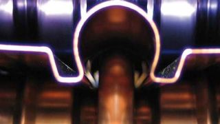 Rollgeformtes Absorberblech mit Finne aus spezialbeschichtetem Kupfer (Bild: Profilmetall)