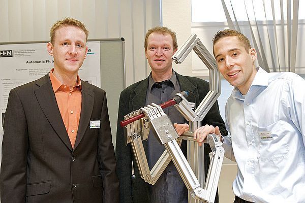 Der automatische Flötenspieler und seine Schöpfer von der Reinhold-Würth-Hochschule aus Heilbronn sind die Gewinner in der Kategorie Recreation (Archiv: Vogel Business Media)