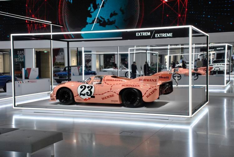 Der Porsche 917 ist nicht umsonst das meistfotografierte Objekt im Porsche-Museum, schließlich war er einer der erfolgreichsten Rennsportwagen der Siebzigerjahre. Ein besonderes Modell ist der Wagen mit rosa Lackierung und den aufgezeichneten Fleischpartien, die Porsche-Designer Anatole Lapine erdachte. Passenderweise erhielt er daher den Spitznamen „Die Sau“.  (Dominsky)