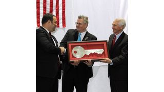 Die feierliche Einweihung des neuen iwis-Werkes in Murray, USA. Von links nach rechts: Ulrich Bach, Geschäftsführer iwis engine systems, Johannes Winklhofer, Geschäftsführender Gesellschafter iwis-Gruppe, Steven L. Beshear, Gouverneur von Kentucky, USA. (Foto: Iwis)