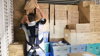Mitarbeitende der Witt-Gruppe testen aktuell die Nutzung von Exoskeletten. Diese sollen künftig die Mitarbeitenden dabei unterstützen schwere Lasten zu heben und zu tragen. (Bild: Witt-Gruppe)