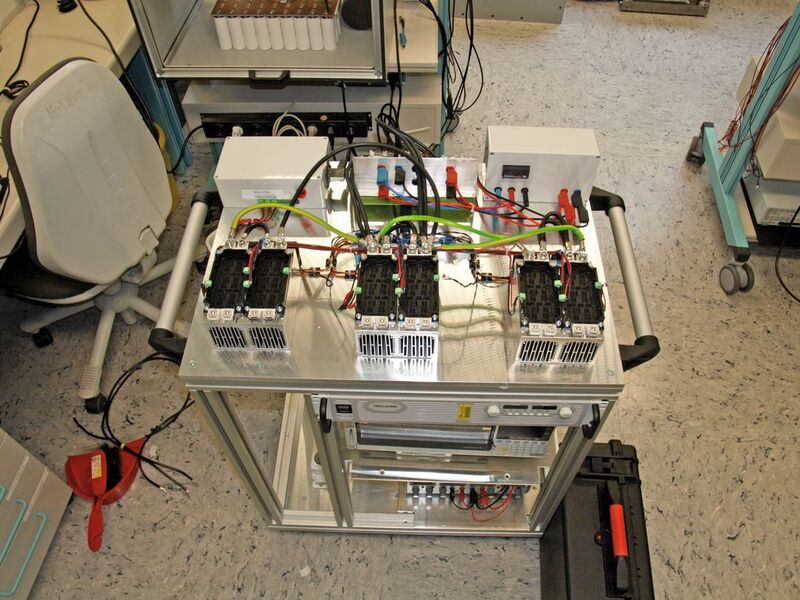 Bild 2: Teststand zur Bewertung thermisch leitender Materialien unter Wechsellastbeanspruchung. Ein gleichzeitiger Test von bis zu sechs Materialien ist möglich. (Infineon)