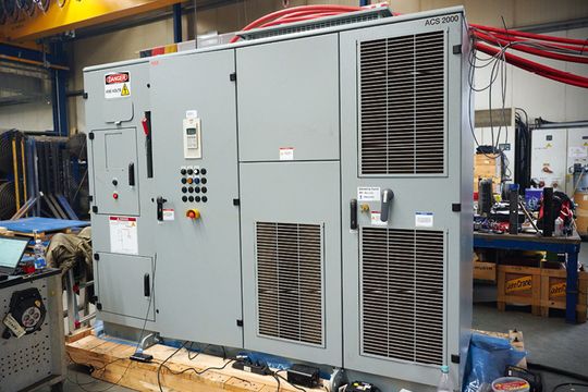 (Der Mittelspannungs-Frequenzumrichter AC2000 wurde für den Abnahmetest extra aus den USA in das EVG-Werk geliefert. Bild: ABB)
