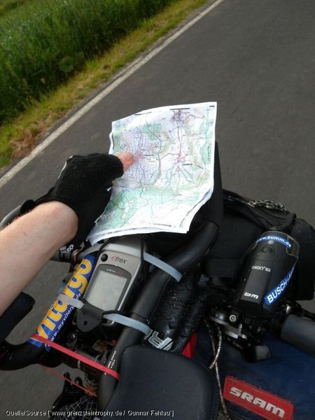 Gerade, wenn es darum geht, sich einen Überblick zu verschaffen, ist die klassische Karte deutlich im Vorteil gegenüber dem kleinen Navi-Display. Die Stunde des GPS-Geräts schlägt dann, wenn man einen braucht, der sagt, wo's langgeht. (Quelle: www.grenzsteintrophy.de / Gunnar Fehlau)