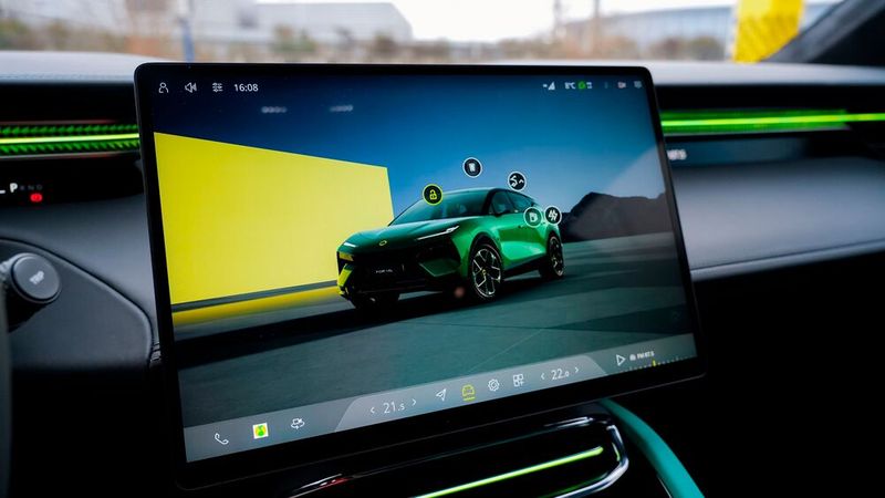 Im Zentrum des Anzeige- und Bediensystems steht der zentrale Touchscreen. (Bild: Lotus)
