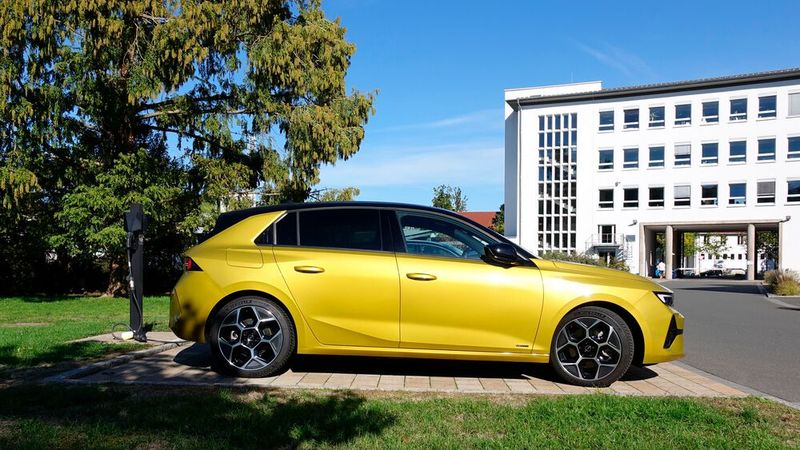 Mit 4,37 Metern Länge bewegt sich der Astra L am oberen Rand der Kompaktklasse – ist aber nicht der längste Astra der Geschichte (das war die Generation J). (Bild: Rosenow – »kfz-betrieb«)