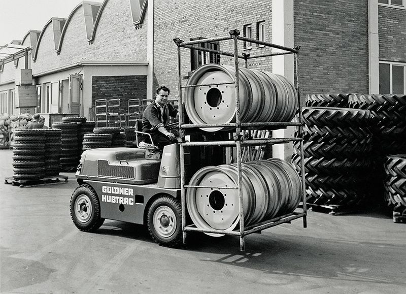 Hubtrac: 1959 wurde auf der Hannover-Messe der erste Linde-Stapler mit Hydrostatik und Doppelpedalsteuerung präsentiert. (Linde-MH)
