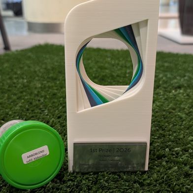 Auf dem Siegertreppchen ganz oben: Tecnaro belegte mit seinem mirkoplastikfreien Kunstrasen den ersten Platz beim Biopolymer Innovation Award 2026. (Bild: PXN/me)