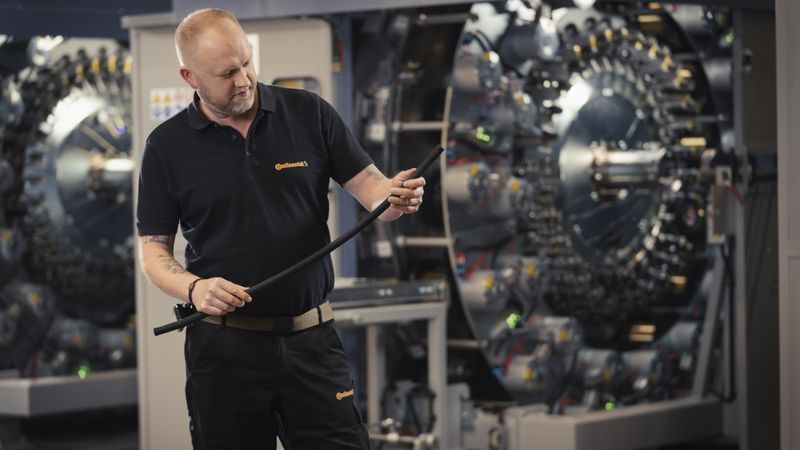Continental hat in Korbach eine Produktionslinie für Hochdruck-Wasserstoffschläuche in Betrieb genommen.(Bild:  Continental)
