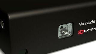 Die Projektionslösung „Werklicht“ von Extend 3D projiziert CAD-Daten und Arbeitsanleitungen auf Bauteile und wird so zur rechten Hand von Produktionsmitarbeiter. (Extend 3D)