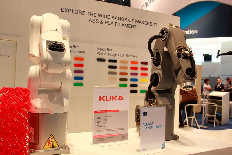 Ein Makerbot kann auch Kuka. Der Prototyp eines kleinen Roboters wird hier gezeigt, ganz links in Rot ist die vergrößerte Struktur zu sehen. (Simone Käfer)