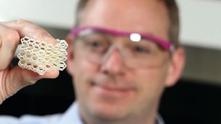 Evonik hat als weltweit erstes Unternehmen ein flexibles Kunststoffmaterial auf Basis von PEBA (Polyetherblockamid) für den 3D-Druck entwickelt. Das neue Hochleistungspulver überzeugt durch hohe Elastizität und Festigkeit und kann in unterschiedlichen pulverbasierten 3D-Druck-Verfahren eingesetzt werden.  (Evonik)