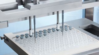 Ideal kombinierbar ist das Einwegfüllsystem mit der neuen Füll- und Verschließmaschine FXS Kombi. (Bild: Bosch)