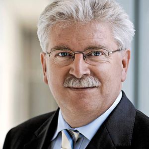 „Wir müssen jetzt alles daran setzen, möglichst schnell die Grundlage für einen neuen Aufschwung zu legen“, macht Bayerns Wirtschaftsminister Martin Zeil den Unternehmen Mut. Bild: StMWIVT