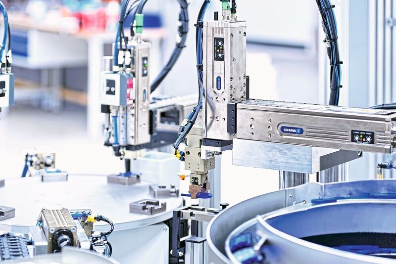 Rund 50 ELP-Linearmodule hat LMZ bereits in seinen Montageanlagen eingesetzt. Dabei kombiniert das Unternehmen die 24-V-Mechatronikachsen geschickt mit pneumatisch- oder vakuumbetätigten Greifern.  (Schunk)