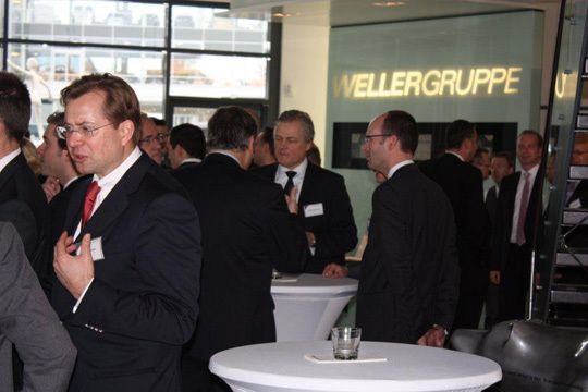 Rege Diskussionen am Rande der Bilanzkonferenz. (Wellergruppe)