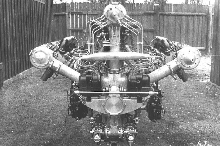 1924 erwarb Laurin & Klement vom französischen Automobil- und Flugzeughersteller Lorraine-Dietrich zwei Lizenzen und fertigte nun einen 400 PS starken Achtzylinder- und als Topversion einen Zwölfzylinder-Flugmotor mit 450 PS her. (Škoda)