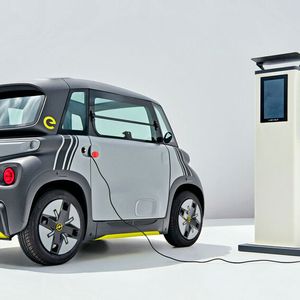 Der 5,5 kWh große Lithium-Ionen-Akku des kleinen E-Autos ist innerhalb von etwa 3,5 Stunden geladen.(Bild:  Opel)