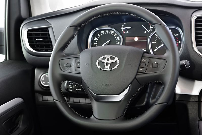 Zum Vergleich das deutlich höherwertige Cockpit der Pkw-Version Verso. (Toyota)