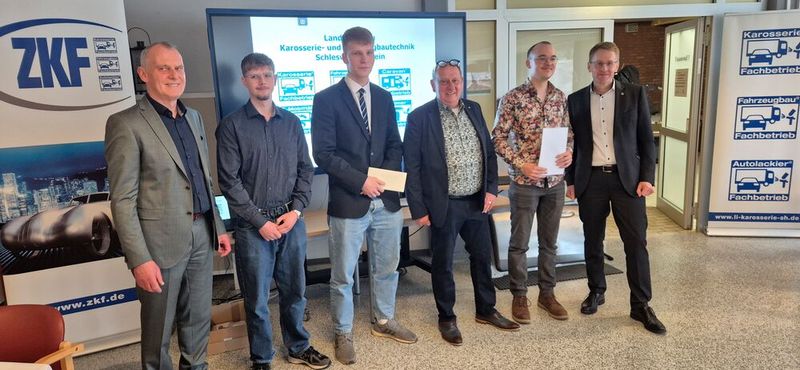 „Die Besten Gesellen 2026“ wurden ebenfalls von den Vertretern des Handwerks und der Politik geehrt (von links nach rechts): Manfred Peters, Meister Karosserie überbetriebliche Ausbildung Handwerkskammer, Mats Classen, Bester im Beruf Kfz-Mechatroniker, Fachrichtung Karosserietechnik, Jan Wallner, Bester im Beruf Karosserie- und Fahrzeugbaumechaniker, Fachrichtung Karosserie- und Fahrzeugbautechnik, Claudio Jöhnk, Obermeister der Landesinnung Karosserie- und Fahrzeugbautechnik Schleswig-Holstein Jan Köppe, Bester im Beruf Karosserie- und Fahrzeugbaumechaniker, Fachrichtung Karosserieinstandhaltungstechnik und Daniel Günther, Ministerpräsident von Schleswig-Holstein.(Bild:  Landesinnung Karosserie- und Fahrzeugbautechnik Schleswig-Holstein)