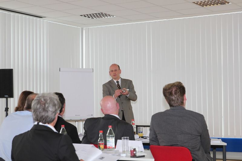 Im Anschluss an den Mapal Dialog am 16. und 17. Juni lud das Unternehmen zur Pressekonferenz, in der neben Fachvorträgen zu neuen Technologien und Verfahren eine Werkzeugvorführung zu bestaunen war. (Bild: Sonnenberg)