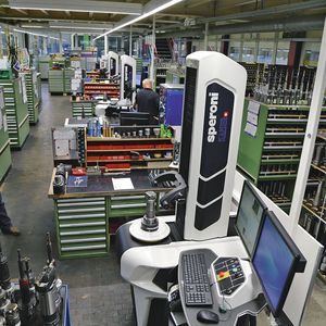 Blick in die heiligen Hallen der Werkzeugaufbereitung. Gut zu sehen: die drei vernetzten CNC-Speroni-Werkzeugmessmaschinen.