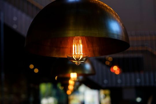 Dimmen von LEDs: Ein wesentliches Bauteil zum Betreiben einer LED-Leuchte ist der Treiber. Anwender sollten auf Leistungsfaktorkorrektur und Klirrfaktor achten. Dimmen von LEDs: Ein wesentliches Bauteil zum Betreiben einer LED-Leuchte ist der Treiber. Anwender sollten auf Leistungsfaktorkorrektur und Klirrfaktor achten.