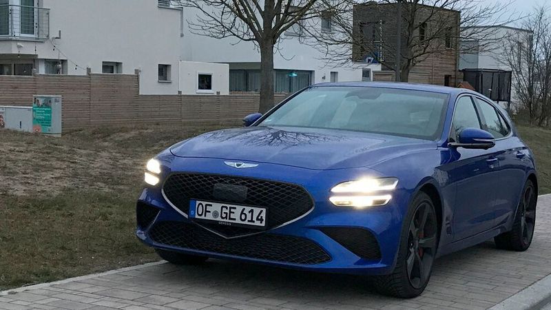 2. Die Scheinwerfer Typisch für alle Genesis-Modelle sind die zweigeteilten Leuchten. Ein smarter Move, denn so bekommt die Marke tatsächlich ein Gesicht – was vielen anderen asiatischen Edelmarken bislang nicht gelungen ist. (Rosenow/»kfz-betrieb«)