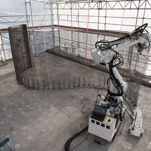 Der Bauroboter „In situ Fabricator“ baut mithilfe der „Mesh Mould“-Technologie ein Stahldrahtgitter im Forschungsgebäude. Die Technologie kombiniert die beiden Funktionen Schalung und Bewehrung des Betons in einem Stahldrahtgitter. Die Fertigung einer Wand geschieht in einem einzigen von Robotern kontrollierten Prozess.(Bild:  NCCR Digital Fabrication, 2017)