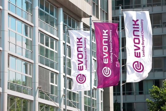 Bis Ende 2029 will Evonik insgesamt 3200 Stellen streichen.(Bild:  Evonik)