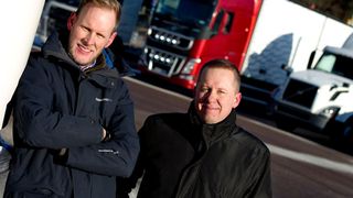 Volvo Trucks baut eine neue Firma bei Berlin auf, um gebrauchte Lkws zu verkaufen. Andreas Gustafsson (l.) und Mikko Nevala verfügen über jahrelange Erfahrung in der europäischen Volvo-Trucks-Verkaufsregion. (Bilduppdraget)