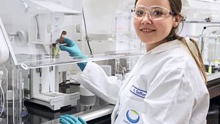 Abb.1: Labormitarbeiter kommen nicht mit gefährlichen, gesundheitsschädigenden oder pharmakologisch hochwirksamen Stoffen in Berührung. Im Daiichi Sankyo Analytical Department werden drei Quantos-Systeme in Kombination mit Sicherheitswägekabinen von 16 Personen bis zu 12-mal täglich genutzt. (Mettler Toledo)