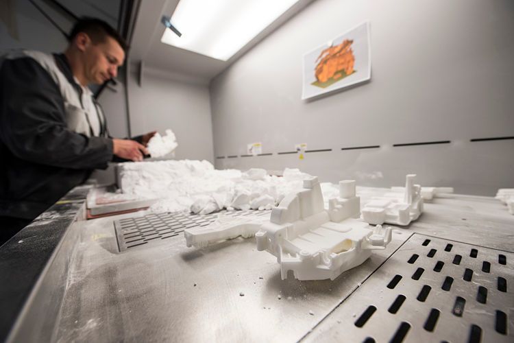 Der 3D-Großdrucker im Brose-Werk in Hallstadt. Ein Laser schmilzt den vorher aufgebrachten Kunststoff auf – nach und nach entsteht so das fertige Bauteil. (Brose/Hagen Lehmann)