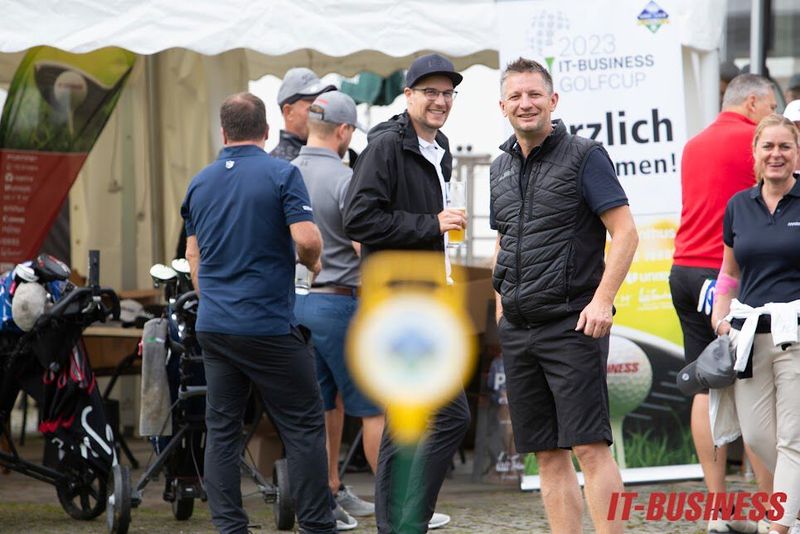 Ein Weizen geht immer bei den beiden Michaels: Michael Bauer (l., Arrow) und Michael Hitzelberger (TDSynnex) (Bild: Vogel IT-Medien GmbH)