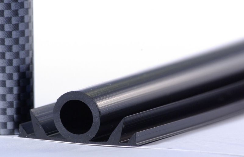 Bild 11: Geringe Spritzquellung, glatte Oberfläche, gute Greenstrength: Derneue, vorvernetzte Nitrilkautschuk (NBR) Krynac XL 3355 VP eignet sich unter anderem für die Extrusion von ölbeständigen Gummi-Profilen und für die Kalandrierung. (Bild: Lanxess)