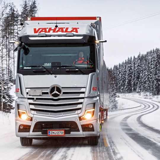 Daimler Trucks hat derzeit kalten Gegenwind, die Nachfrage geht weltweit zurück.(Bild:  Daimler)