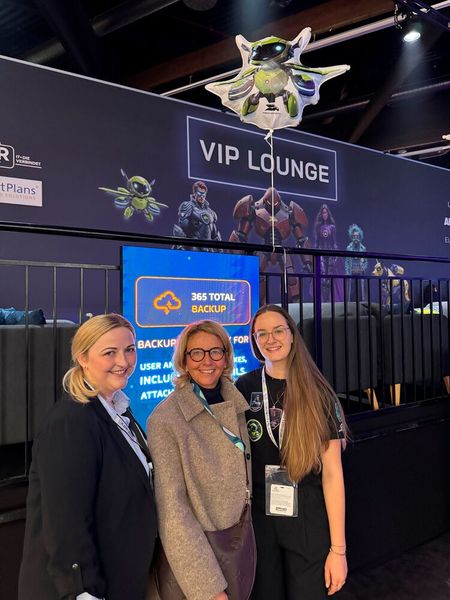 Stephanie Steen (Mitte, ITB) mit Anita Breit und Luisa Willett von Hornetsecurity. (Bild: Vogel IT-Medien)