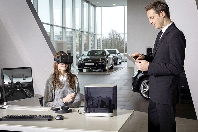 Der Verkäufer konfiguriert ein Fahrzeug, das der Kunde mit allen Details über die Datenbrille angezeigt bekommt. (Foto: Audi)