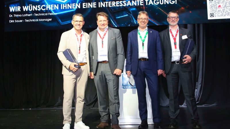 Die radarkonforme Lackierung war das Thema für die Fachleute von Axalta: (v. l.) Dirk Sauer (Axalta), Thomas Aukamm und Arndt Hürter (ZKF) sowie Dr. Thimo Lothert (Axalta). (Bild: Klasing)