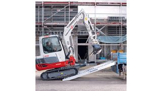 Im Prospekt „Verladen mit System 2009“ wird unter anderem auch das sichere befahren von Auffahrrampen mit Kettenbaggern beschrieben. Bild: Mauderer (Archiv: Vogel Business Media)