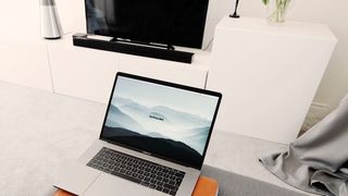 Das sogenannte Second-Screen-Phänomen, in dem Menschen parallel zum TV auch andere Geräte wie Smartphones, Tablets und Laptops nutzen, wird auch für die B2B-Branche immer relevanter (gemeinfrei)