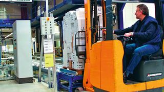 Daten aus dem Transportmanagement optimieren die Planung in Produktion und Lager. (Bild: Initions)